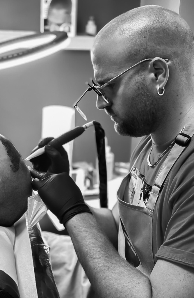 Tecnico di micropigmentazione capelli all'opera